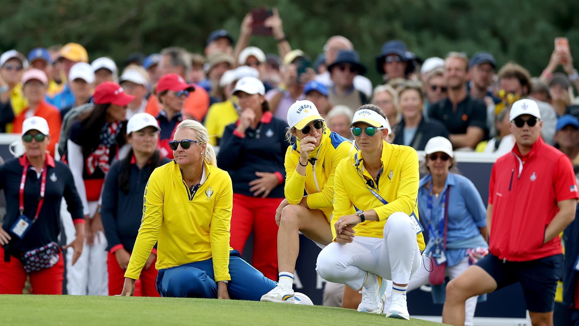 golfspelare sitter i gräset på en golfbana
