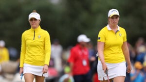 golfspelare surar på golfbana