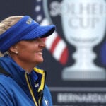 golfspelare ler på golfbana