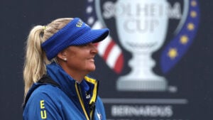 golfspelare ler på golfbana
