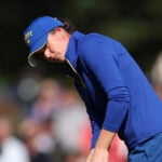 golfspelare puttar på golfbana