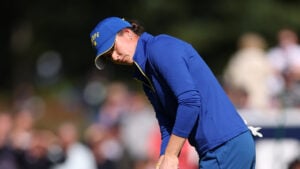 golfspelare puttar på golfbana