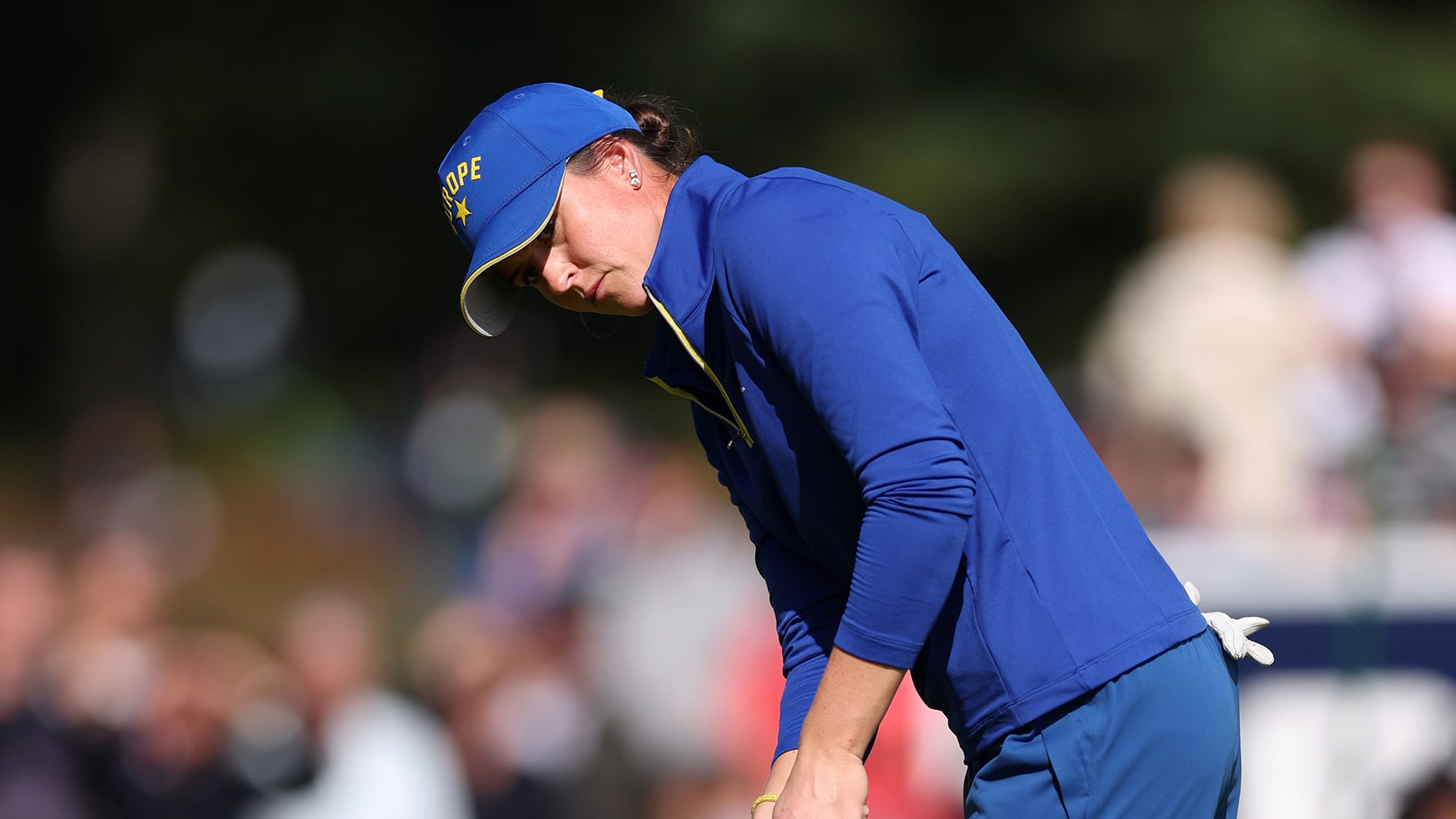 golfspelare puttar på golfbana