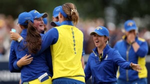 golfspelare firar på golfbanan