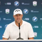 golfspelare håller presskonferens