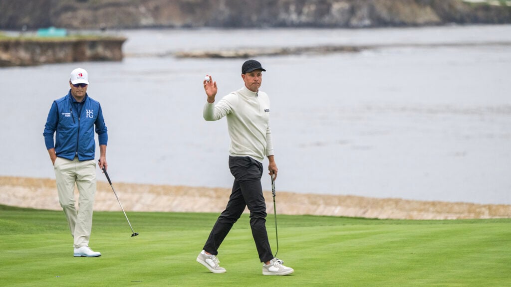 golfspelare på golfbana invid stilla havet