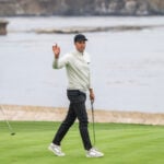 golfspelare på golfbana invid stilla havet