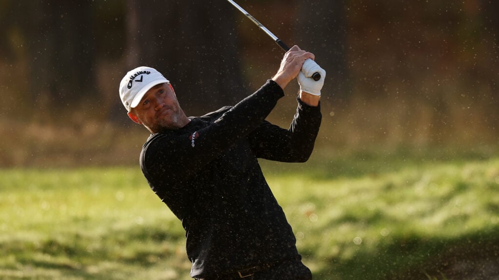 golfspelaren alex noren slår ur en bunker på en golfbana i england