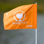 orange flagga på golfbana