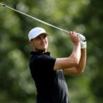 golfspelaren ludvig åberg med golfklubba på golfbana i england