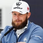 golfspelare på presskonferens