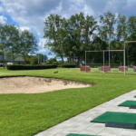 golfrange med rangemattor på golfklubb