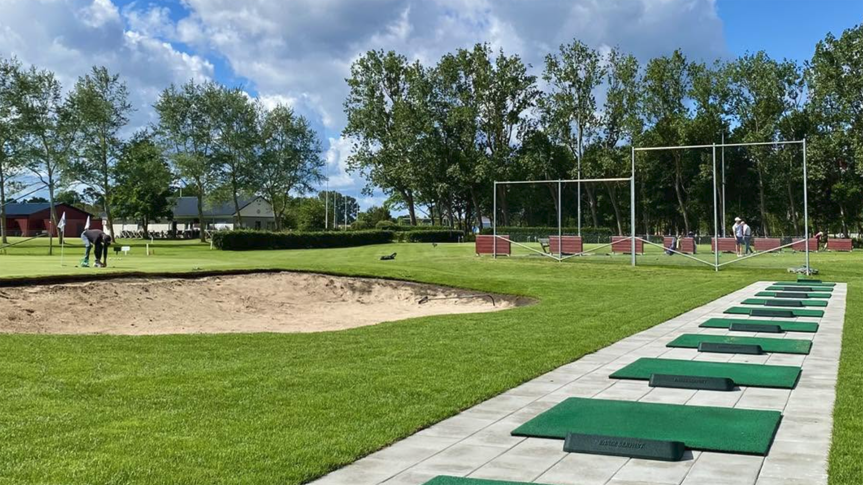 golfrange med rangemattor på golfklubb