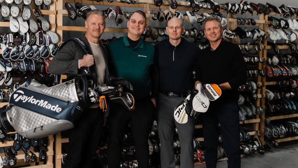 män med golfklubbor