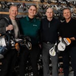 män med golfklubbor