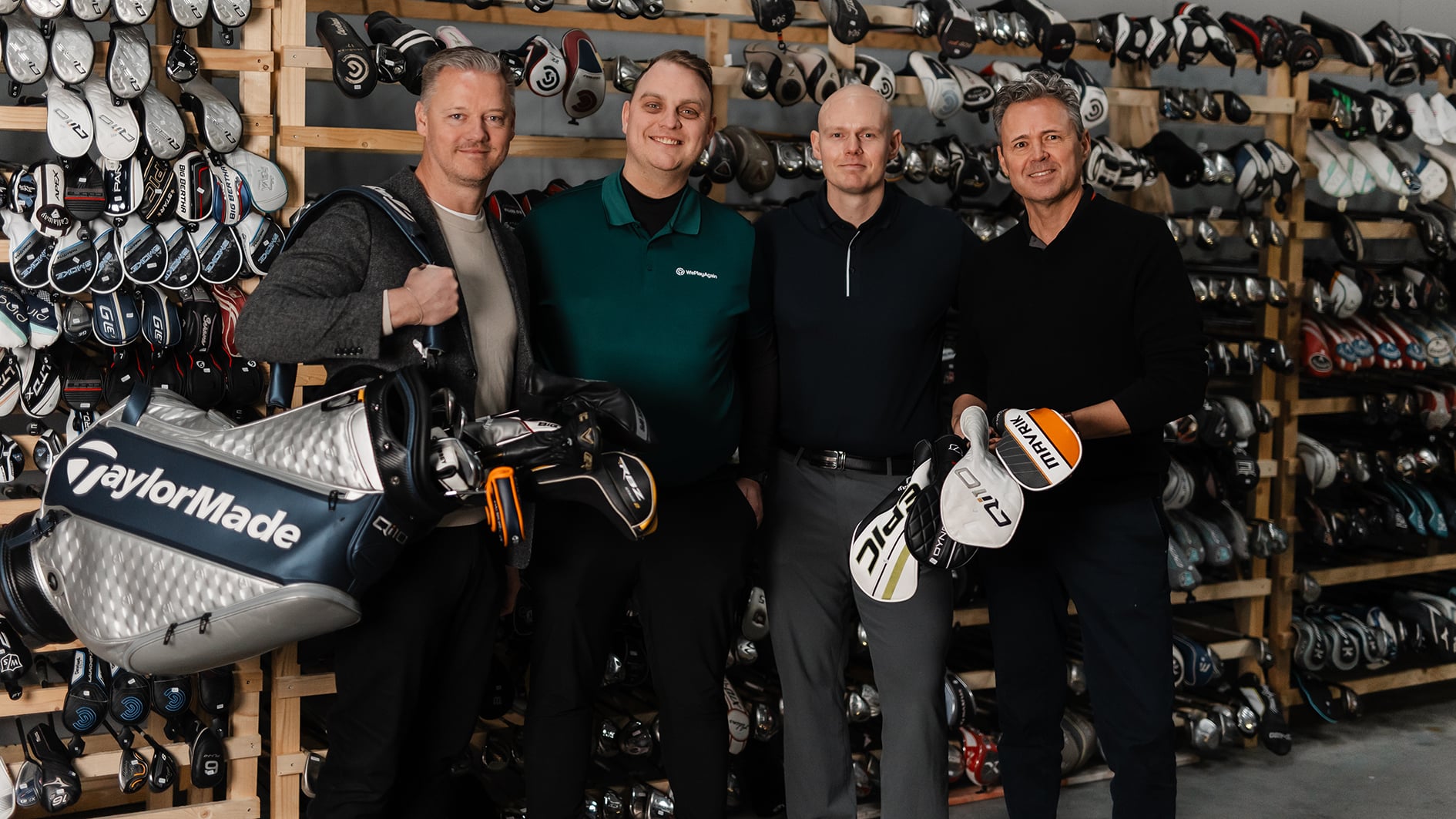 män med golfklubbor