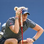golfspelaren Louise Rydqvist läser puttlinje på golfgreen
