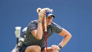 golfspelaren Louise Rydqvist läser puttlinje på golfgreen