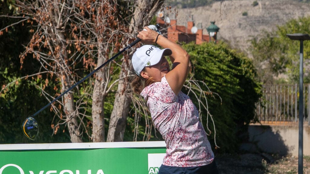 golfspelare på torr golfbana i Spanien