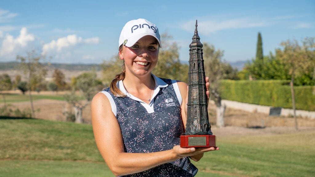 golfspelare med segertrofé