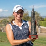 golfspelare med segertrofé