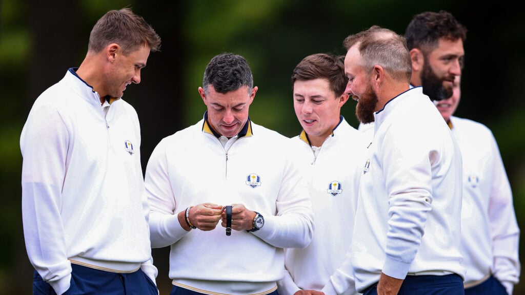 golfspelare utan golfkepsar i vita golfkläder