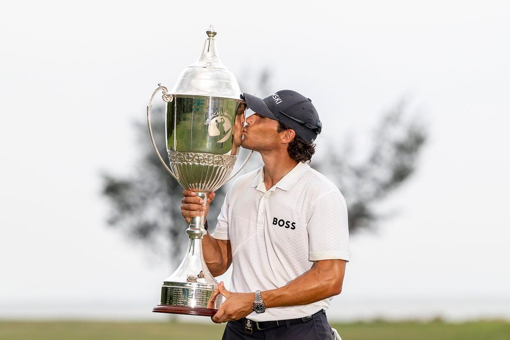 golfspelare med gigantisk segerpokal