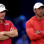 kevin kisner och tiger woods i vita golfkepsar och röda golftröjor