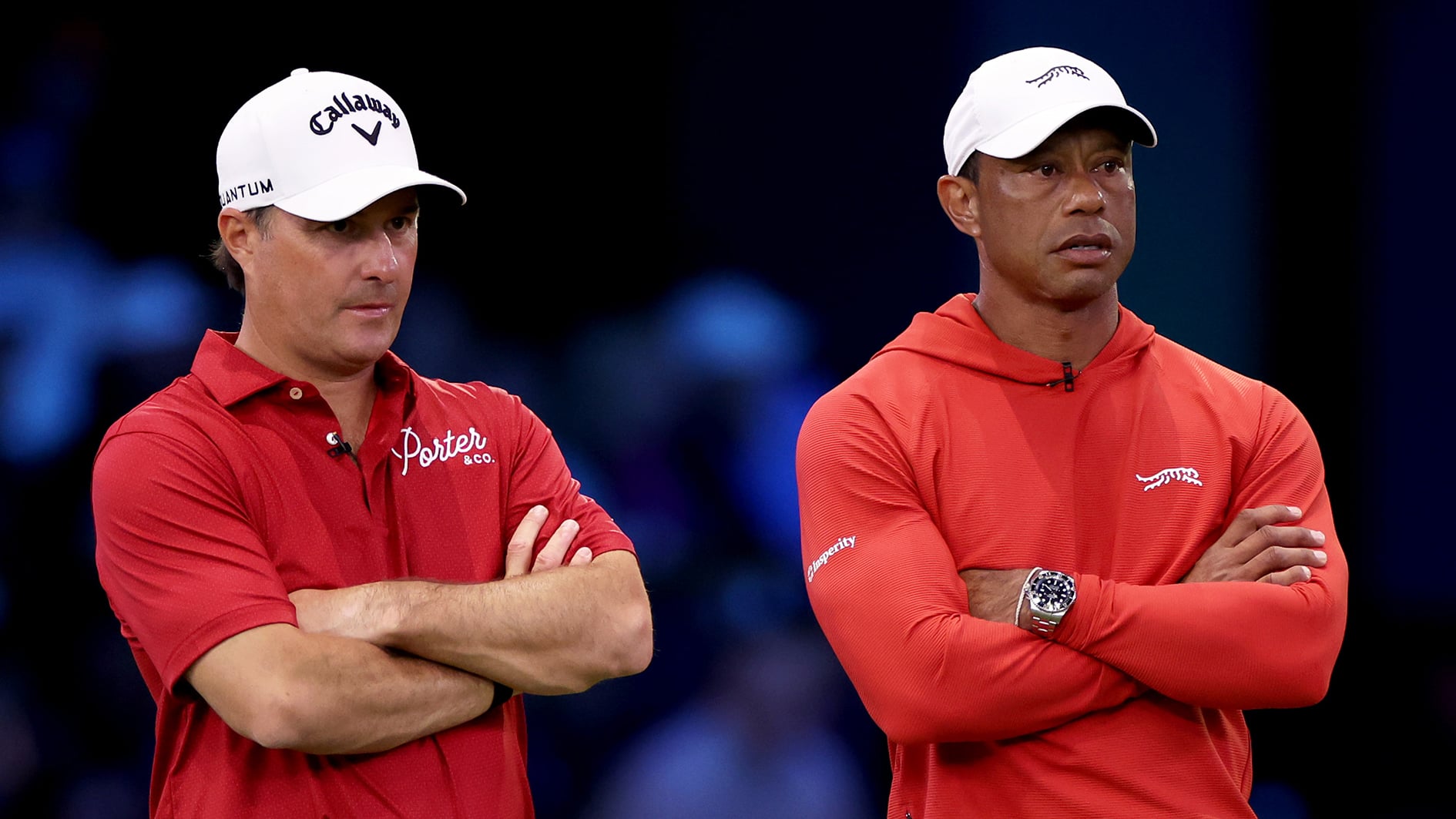 kevin kisner och tiger woods i vita golfkepsar och röda golftröjor