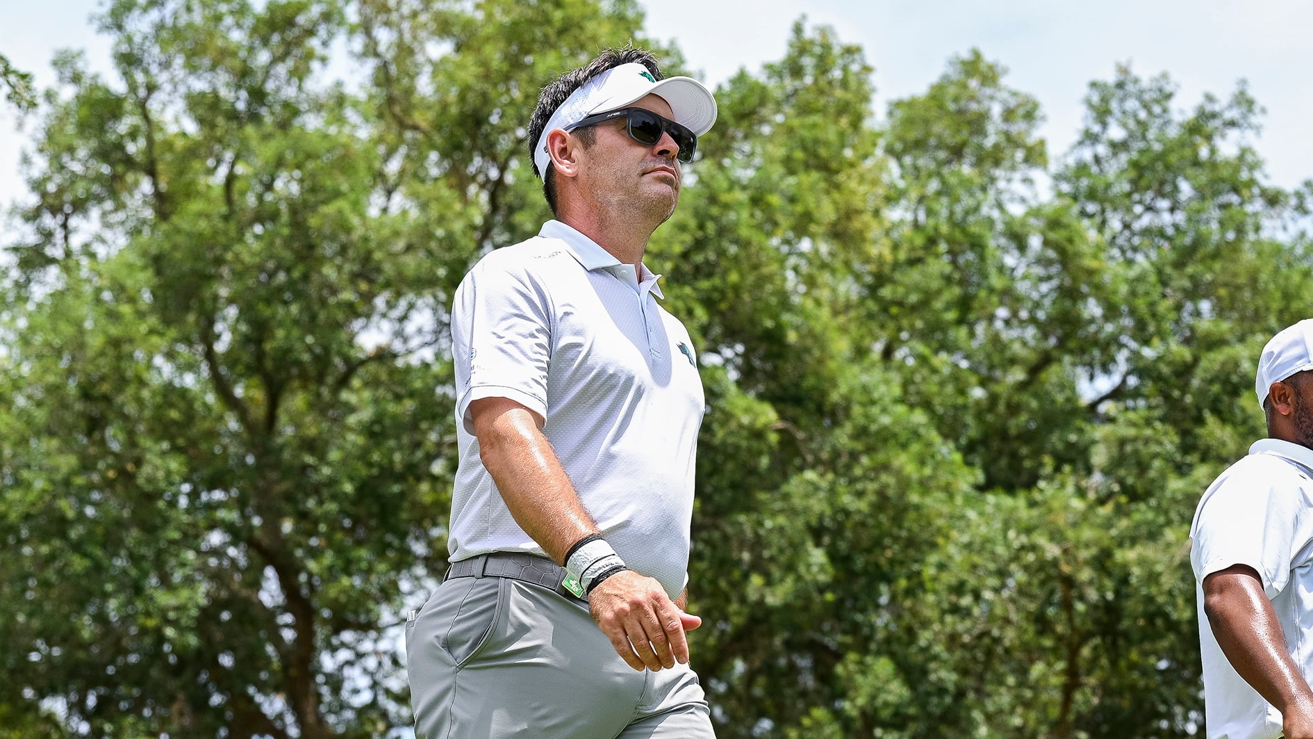 golfspelaren louis oosthuizen i svarta solglasögon på en golfbana