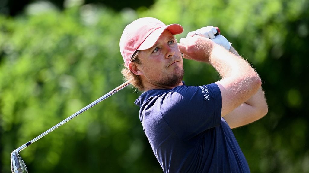 golfspelare med golfklubba och golfkläder