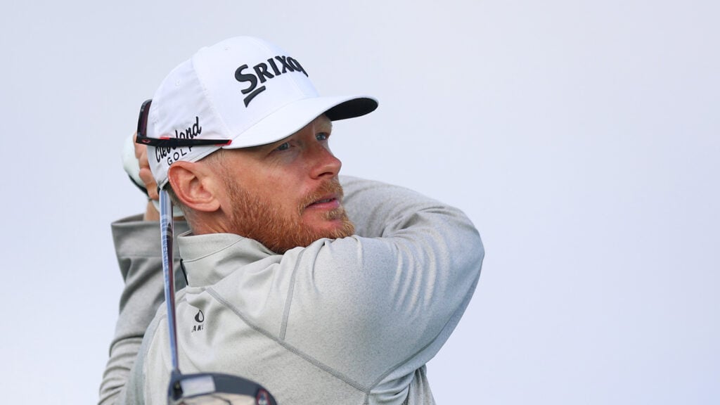 golfspelare i vit golfkeps