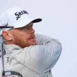 golfspelare i vit golfkeps