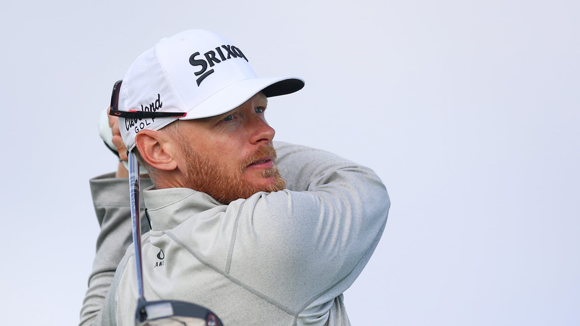 golfspelare i vit golfkeps