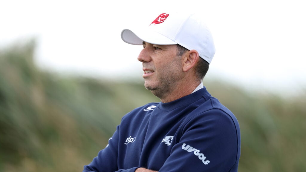 golfspelare i vit keps på golfbana