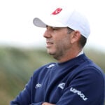 golfspelare i vit keps på golfbana