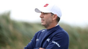 golfspelare i vit keps på golfbana
