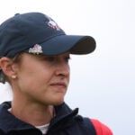 golfspelare med blå golfkeps