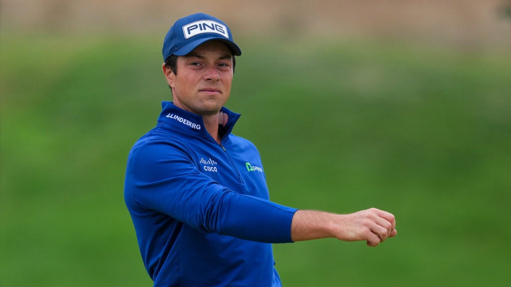 golfspelaren viktor hovland i blå, tjock golftröja