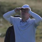 golfspelare frustrerad på golfbana