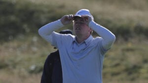 golfspelare frustrerad på golfbana