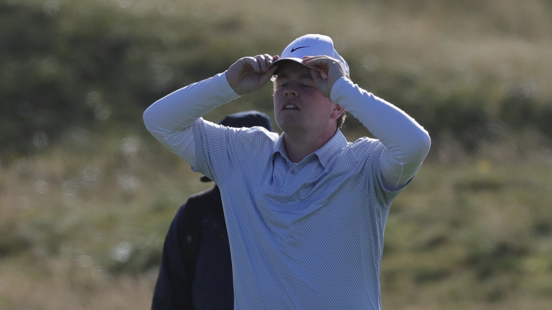 golfspelare frustrerad på golfbana
