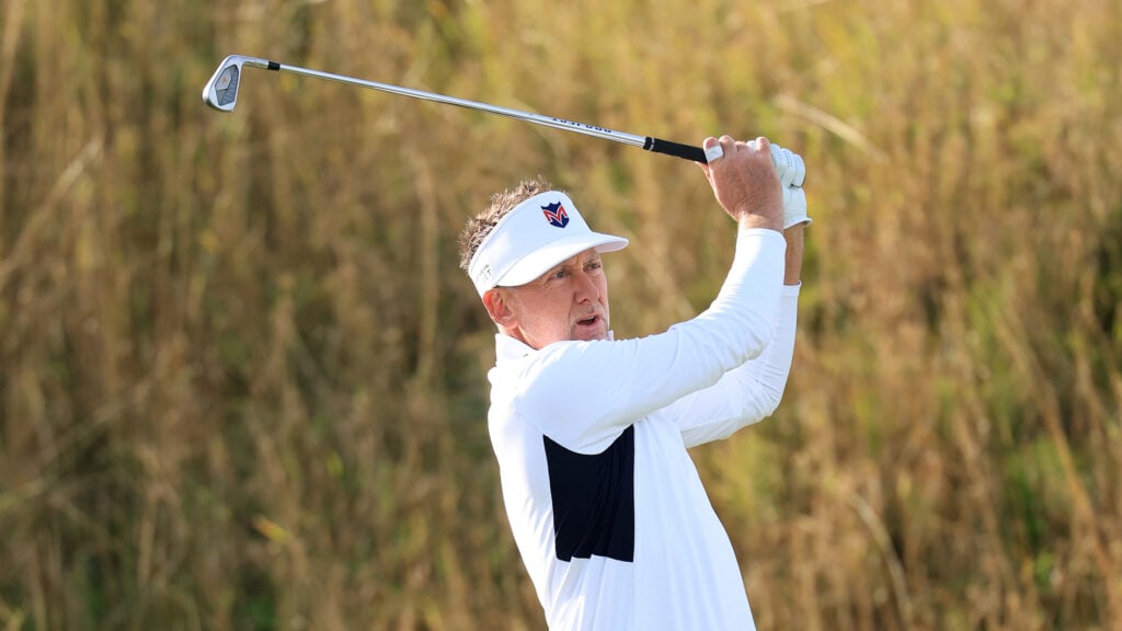 golfspelare i högt gräs på golfbana