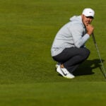 golfspelare hukar på golfbana