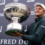 golfspelare får står pokal vid golftävling