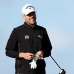 golfspelare ler på golfbana