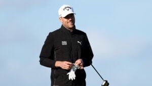 golfspelare ler på golfbana
