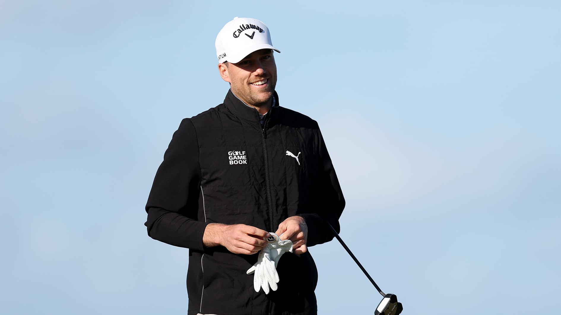 golfspelare ler på golfbana