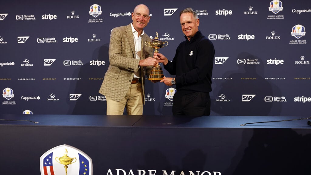 ryder cup-kaptener håller i ryder cup-pokal