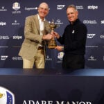 ryder cup-kaptener håller i ryder cup-pokal